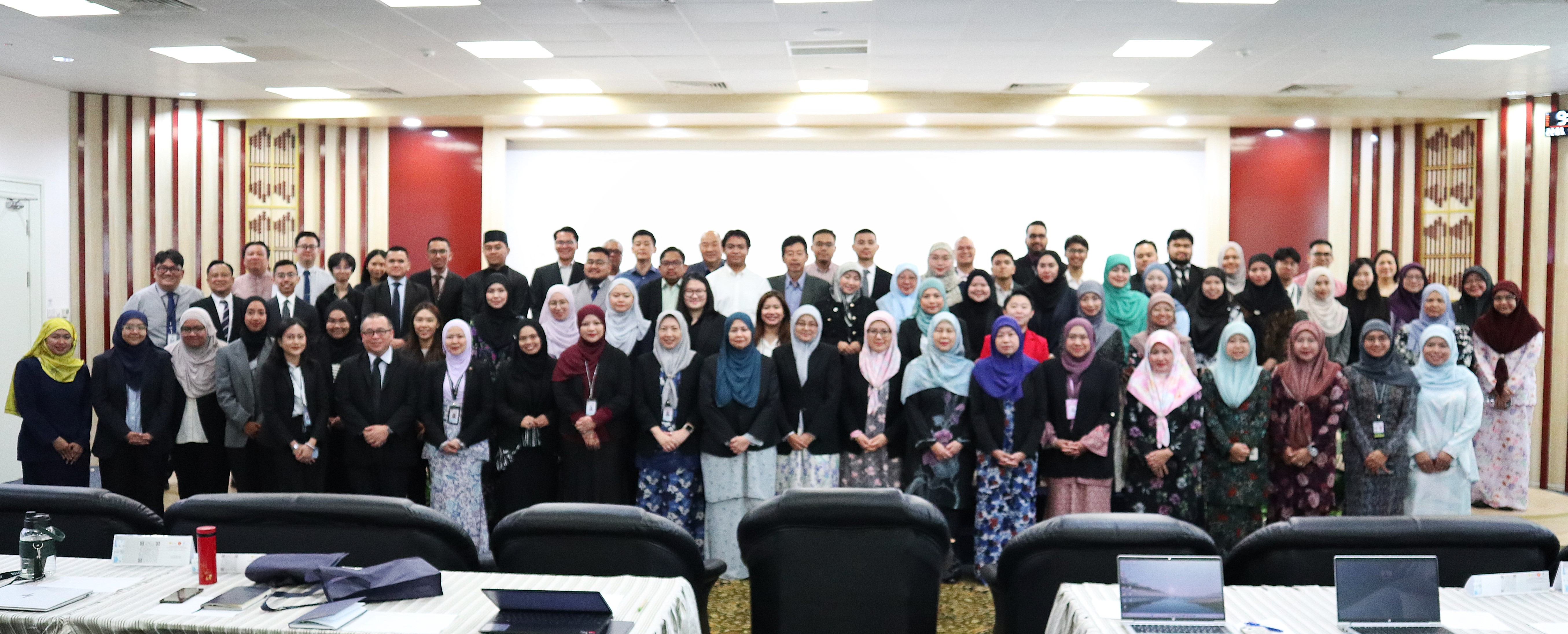 A group photo of the orgranizer and the participants of the workshop.JPG